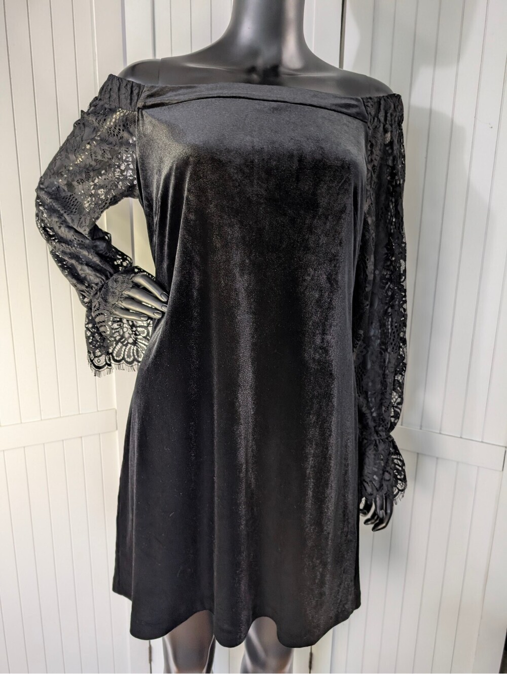 White House Black Market NWT Off Shoulder Velvet Lace Shift Dress Size 12